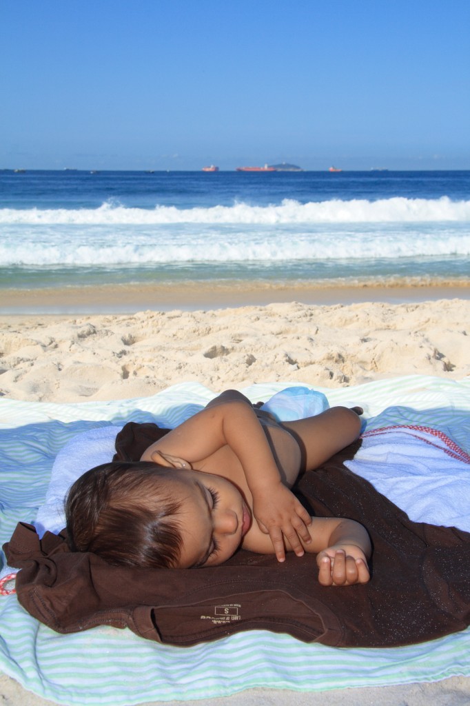 Sleeping on Copacabana Beach - dobrestii.ro